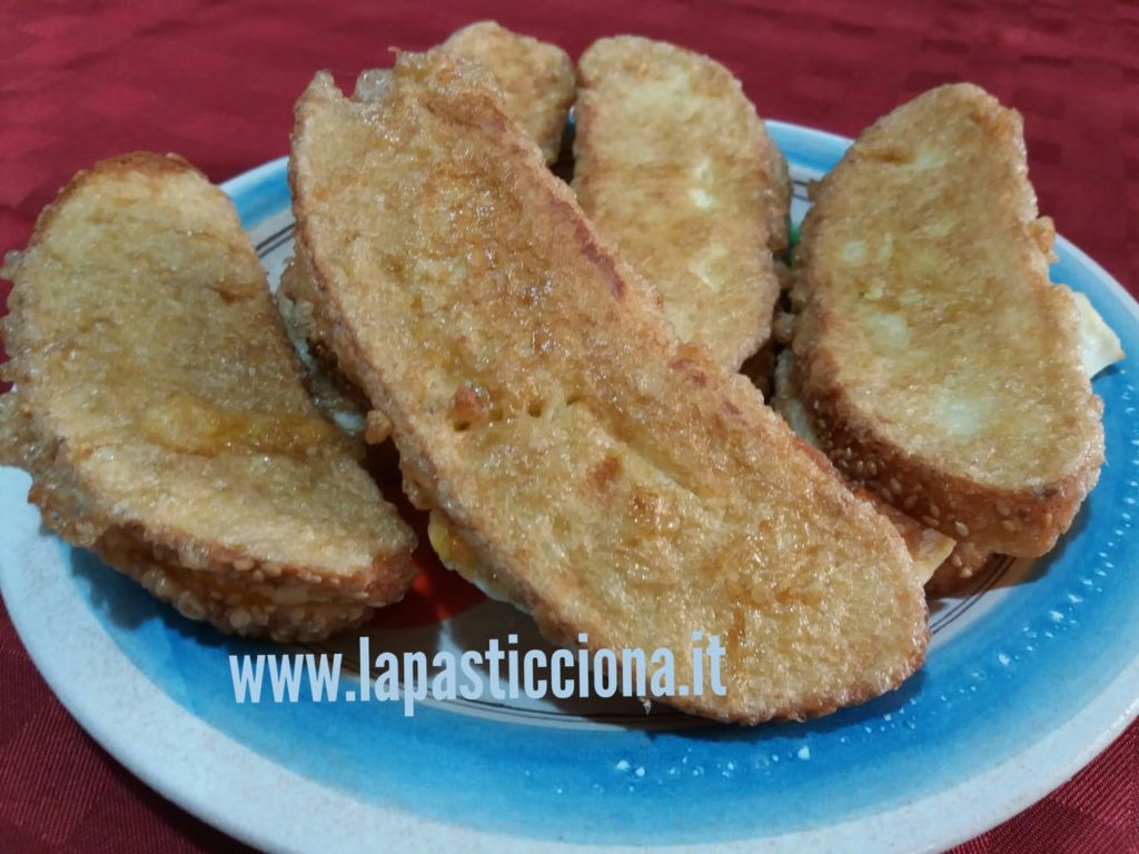 Pane fritto con acciughe e tuma