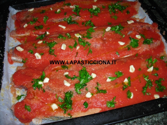 Capone ( lampuga ) al forno con pomodori