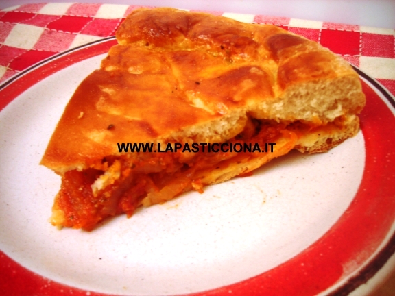 Focaccia con salsa di sfincione e caciocavallo