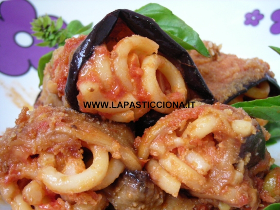 Involtini di melanzane ripieni di anelletti