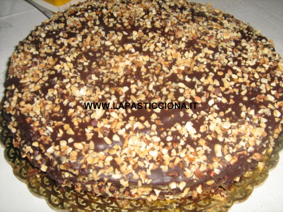 Torta al cioccolato con granella di nocciole