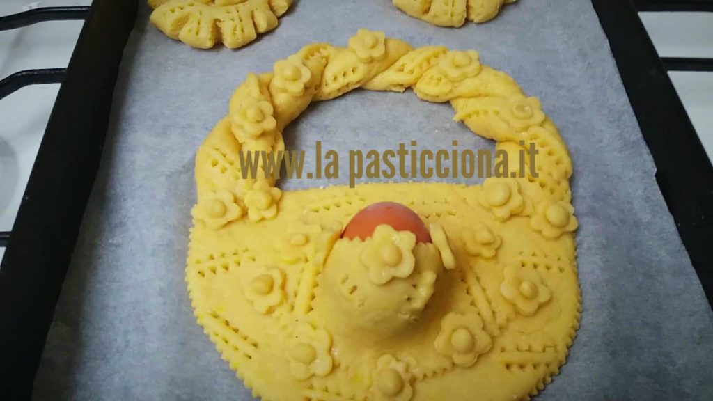 Pupi cu l'ova (Biscotti Pasquali con l'uovo)