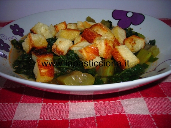 Zuppa di zucchina lunga e tenerumi