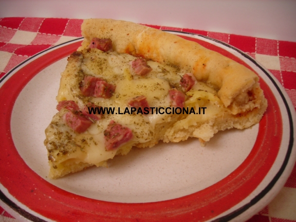 Pizza alle patate con salame