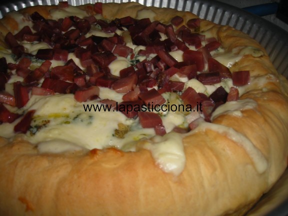 Pizza alle patate con salame