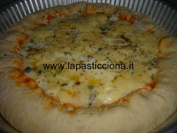 Pizza con cipolle gorgonzola e salvia