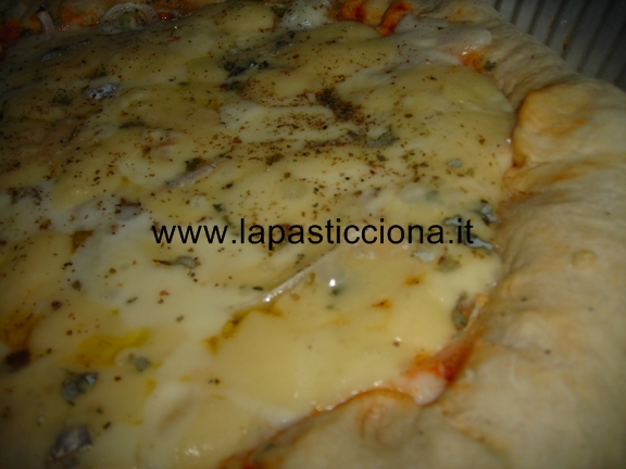 Pizza con cipolle gorgonzola e salvia
