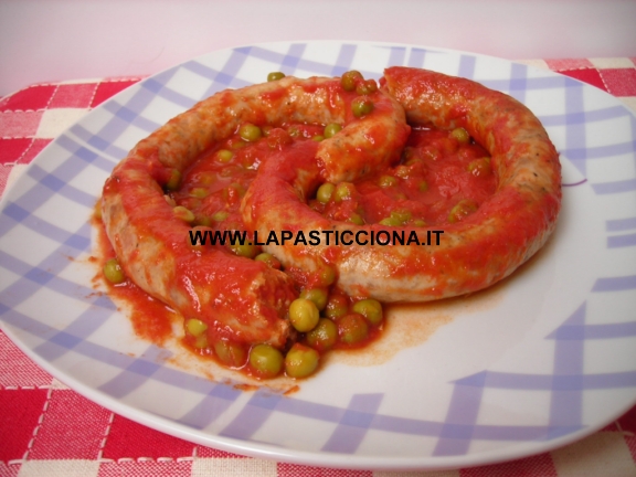 Salsiccia al sugo con piselli