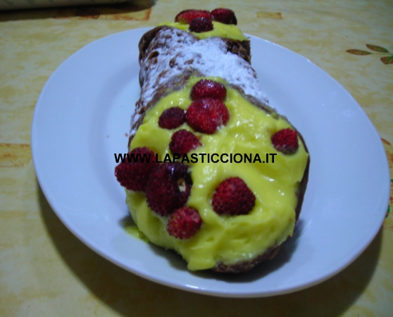 Cannoli con crema pasticcera e fragoline di bosco