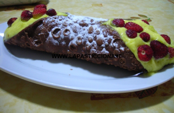 Cannolo con crema pasticciera