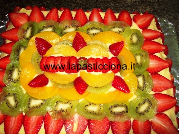 Torta alla crema con frutta fresca