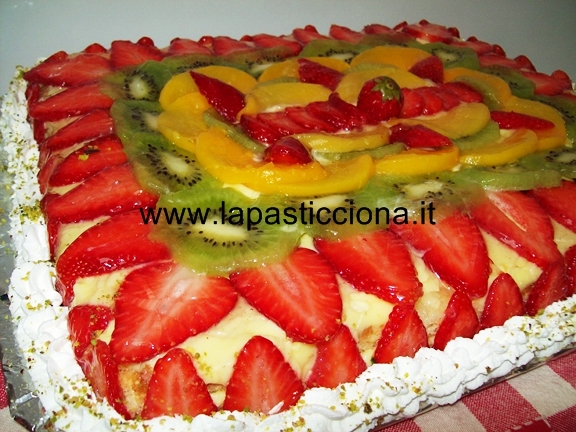 Torta alla crema con frutta fresca