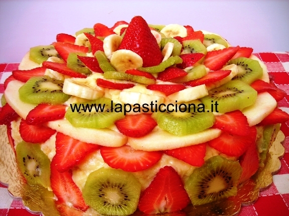 Torta con crema pasticcera con trionfo di frutti freschi