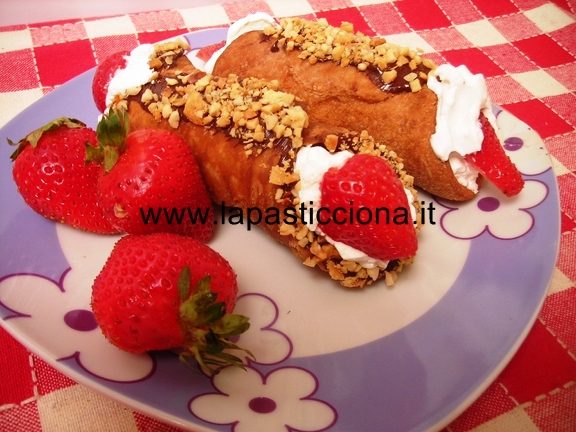 Cannolo con panna e fragole