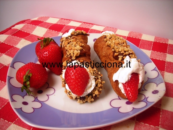 Cannolo con panna e fragole