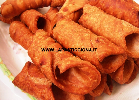 Scorze di cannoli fritte