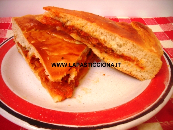 Focaccia con salsa di sfincione e caciocavallo