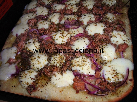 Pizza con cipolla e tonno