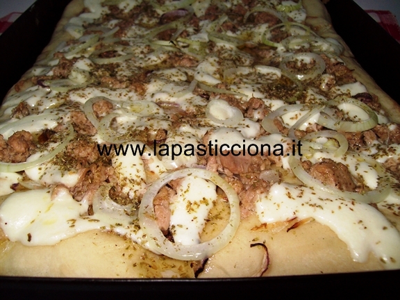 Pizza con cipolla e tonno