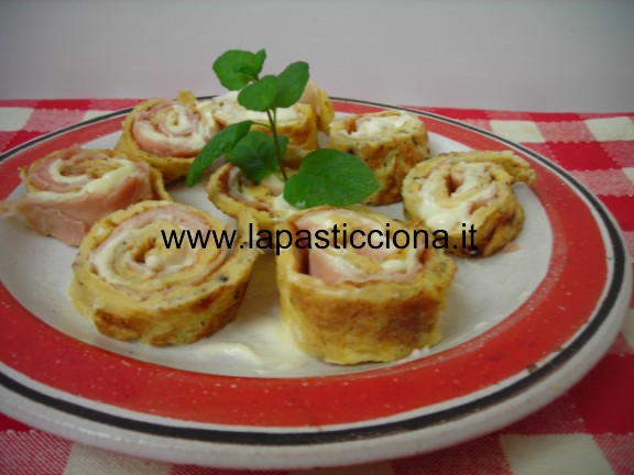 Rotolo di frittata con prosciutto