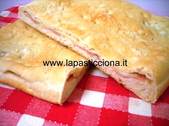 Focaccia con speck e primo sale