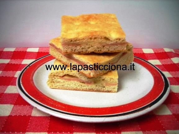 Focaccia con speck e primo sale