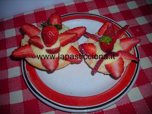 Crostatine con crema pasticcera e fragole