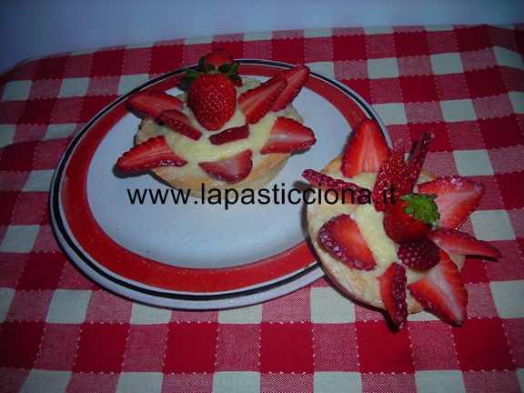 Crostatine con crema pasticcera e fragole