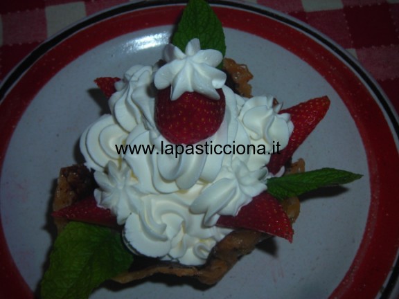 Coppette con panna e fragole