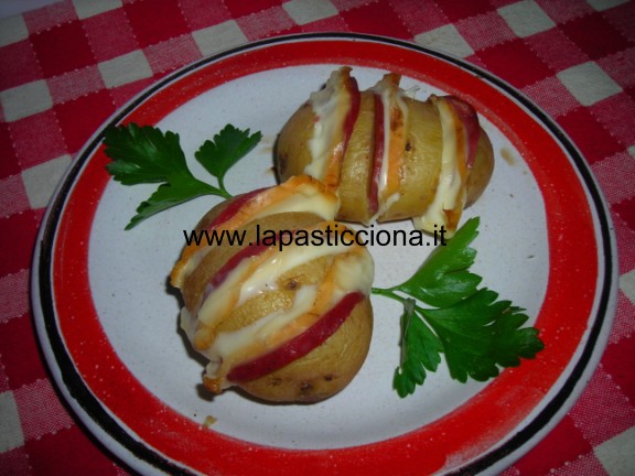 Patate al cartoccio con salame