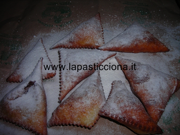 Golosi triangoli con crema di nocciole