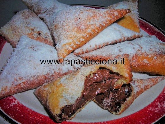 Golosi triangoli con crema di nocciole