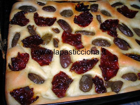 Focaccia con pomodori secchi e olive verdi