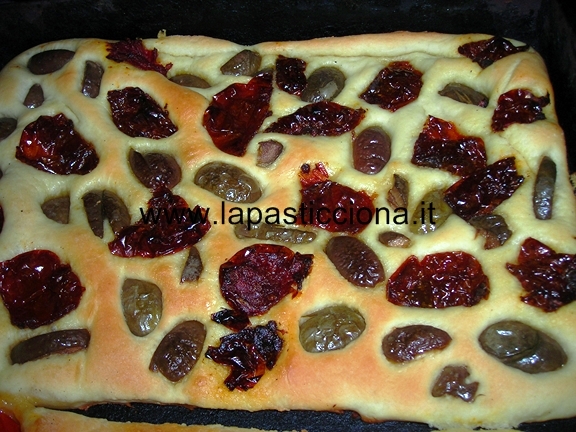 Focaccia con pomodori secchi e olive verdi