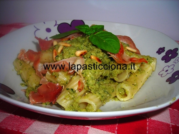 Rigatoni al pesto di zucchine e basilico