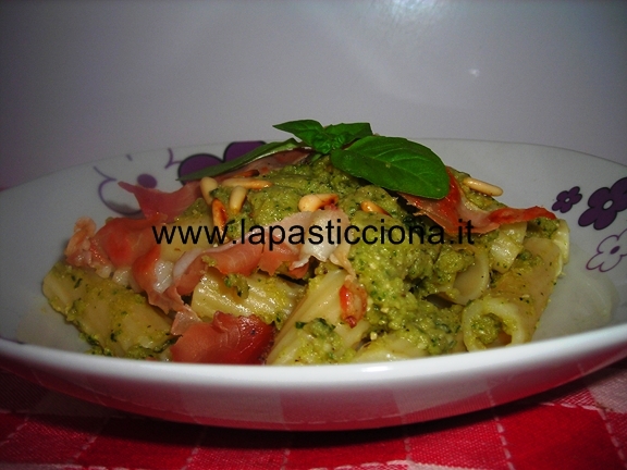 Rigatoni al pesto di zucchine e basilico