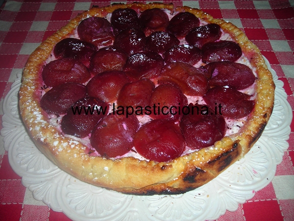 Crostata con crema di ricotta e prugne