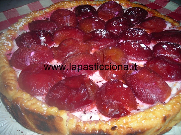 Crostata con crema di ricotta e prugne