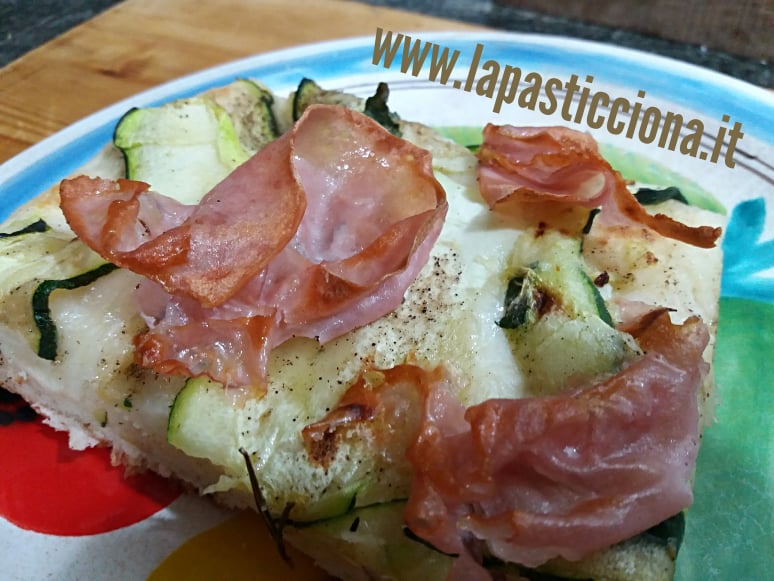 Focaccia con zucchine e mortadella