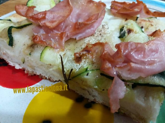 Focaccia con zucchine e mortadella