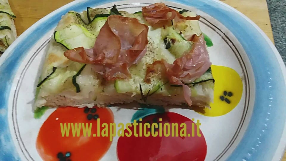 Focaccia con zucchine e mortadella