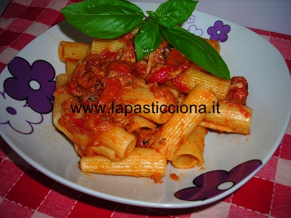 Pasta con peperoni e tonno