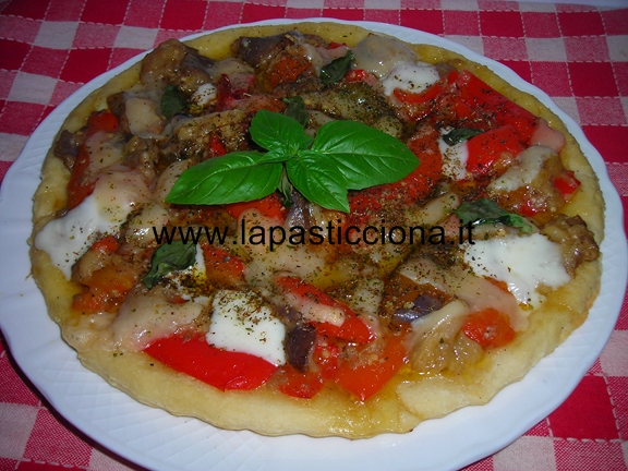 Pizza con melanzane e peperoni