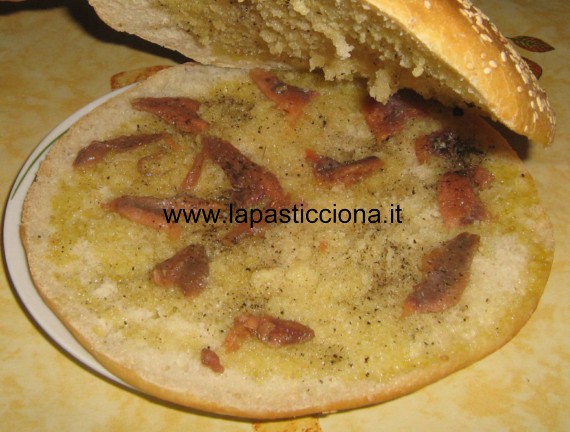 Muffuletta chi sardi salati (panino condito con sarde salate)