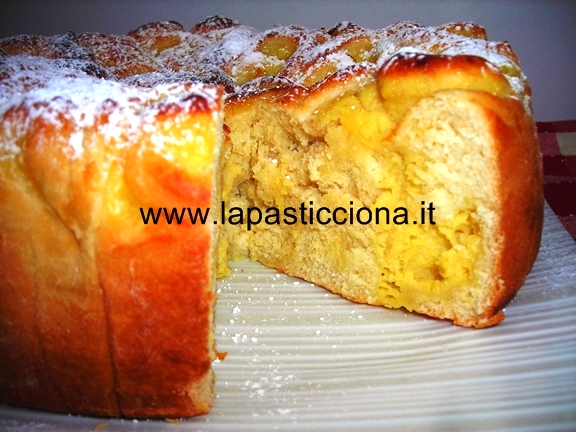 Torta delle rose con crema pasticcera