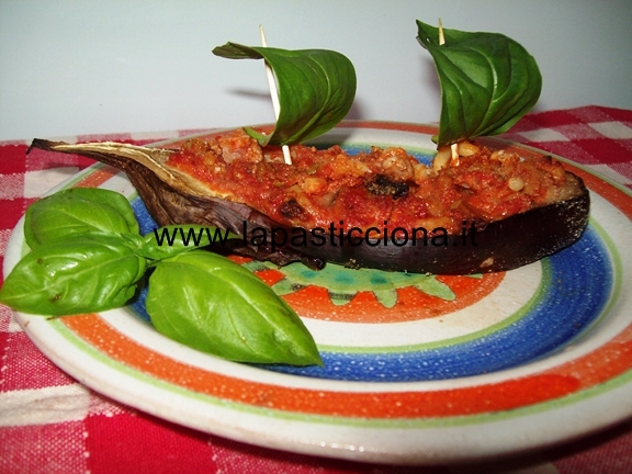 Barchette di melanzane con anelletti alla siciliana