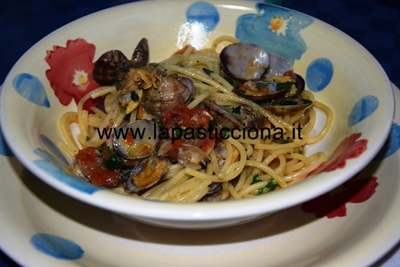 Spaghetti con vongole veraci e pomodorini