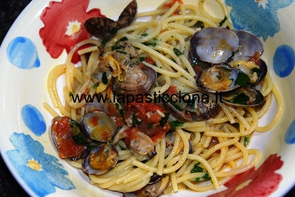 Spaghetti con vongole veraci e pomodorini