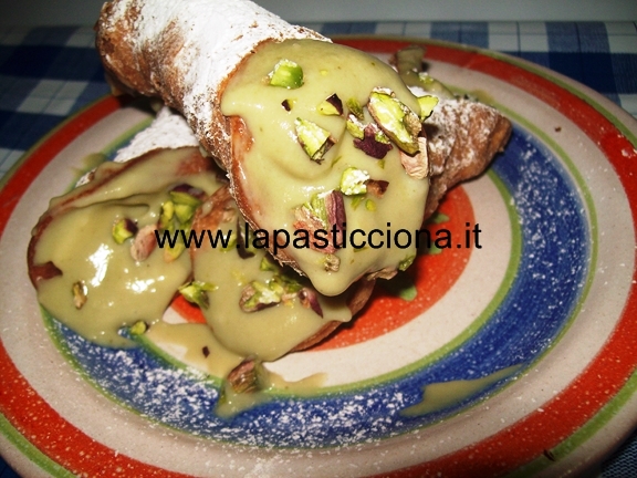 Cannoli con crema pasticcera al pistacchio di Bronte