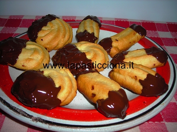 biscotti di frolla ricoperti di cioccolato